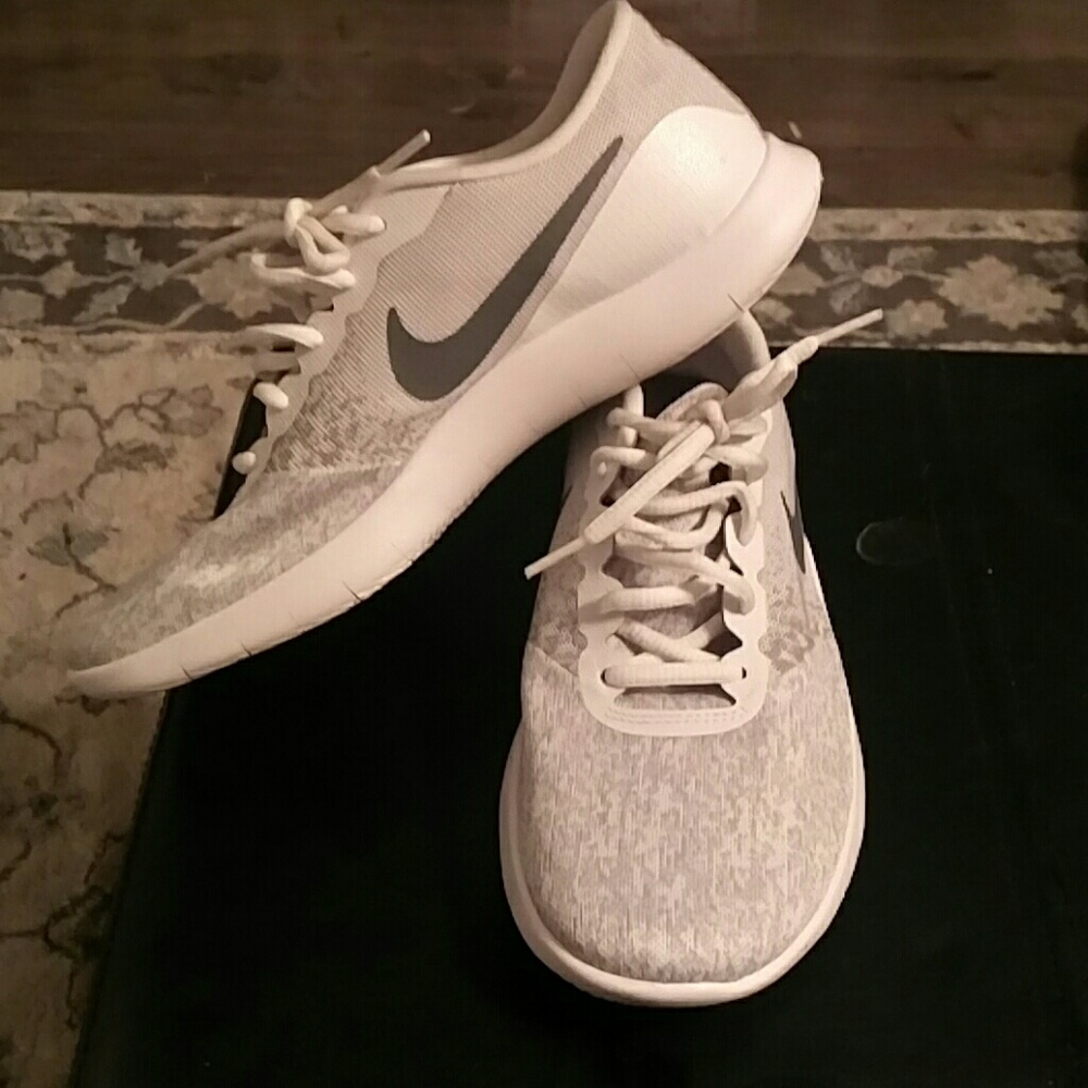 White Nike flex contact